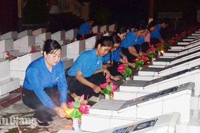 Tuổi trẻ An Giang thắp nến tri ân Anh hùng liệt sĩ