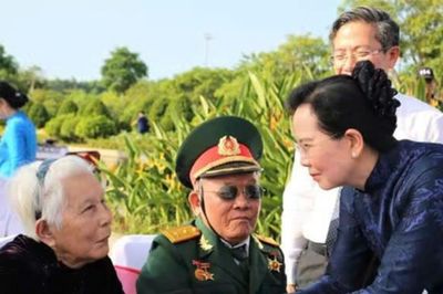 Ngàn trái tim hóa thành đóa cúc trắng tri ân