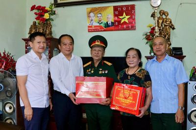Phó Chủ tịch UBND tỉnh Nguyễn Minh Phú thăm, tặng quà người có công tại phường Mường Thanh