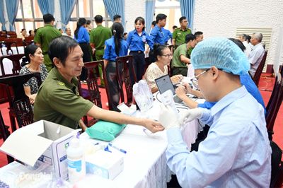 Thu nhận mẫu sinh phẩm ADN thân nhân liệt sĩ - thắp lên hy vọng đón các anh về