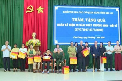 Khối thi đua các cơ quan Đảng tỉnh tri ân, tặng quà gia đình chính sách tại xã Chư Prông