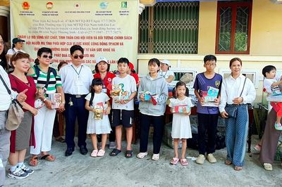 Gia Lai: Trao quà, khám sức khỏe cho người mù nghèo