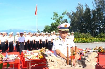 Vùng 4 Hải quân dâng hương tưởng niệm các anh hùng liệt sĩ