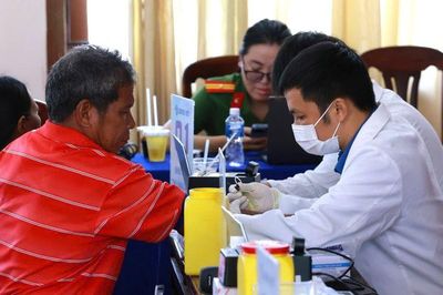 Thu nhận mẫu ADN của thân nhân liệt sĩ tại 6 xã miền núi khu vực phía nam tỉnh Khánh Hòa