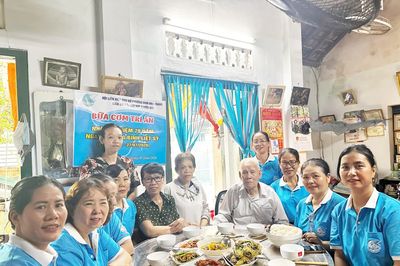 Ấm áp những 'Bữa cơm tri ân'