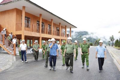 Đại tá Bùi Quyết Toán - Giám đốc Công an tỉnh Lai Châu kiểm tra tiến độ, động viên lực lượng thi công Trường Phổ thông Nội trú liên cấp Tiểu học và THCS xã Pa Tần