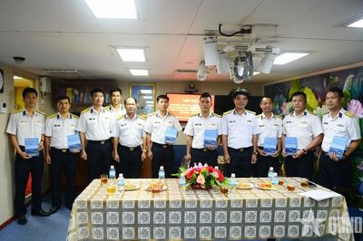 Tàu 015 - Trần Hưng Đạo: Gặp mặt, tặng quà thân nhân thương, bệnh binh