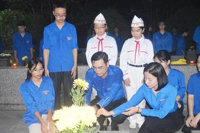 Tuổi trẻ Lào Cai thắp nến tri ân các anh hùng liệt sĩ