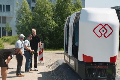 Tàu một ray tự cân bằng Monocab thử nghiệm đường ray đơn mới làm xe đưa đón nội khu