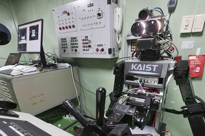 Hàn Quốc thử nghiệm thành công robot hình người PiBot điều khiển tàu chiến hải quân