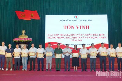 Tôn vinh các tập thể, cá nhân tiêu biểu trong phong trào hiến máu tình nguyện và tặng quà các hộ có hoàn cảnh đặc biệt khó khăn tại phường Thiên Trường, Mỹ Lộc