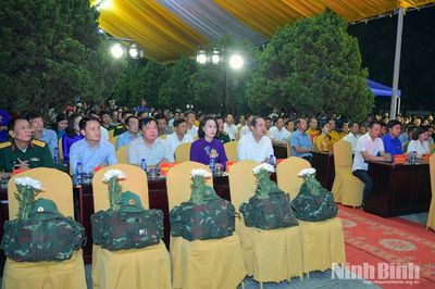 Đồng chí Mai Văn Tuất, Phó Bí thư Tỉnh ủy, Trưởng Đoàn đại biểu Quốc hội tỉnh dự Lễ dâng hương và thắp nến tri ân các Anh hùng liệt sĩ tại xã Yên Mô