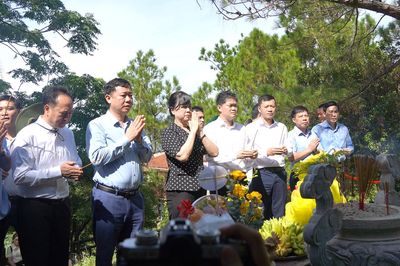 Đoàn công tác Bộ Y tế dâng hương tưởng niệm Đại tướng Võ Nguyên Giáp