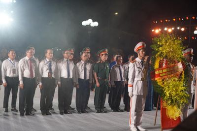 Đại tướng Phan Văn Giang và đoàn công tác dâng hương tại Nghĩa trang liệt sĩ quốc gia Đường 9