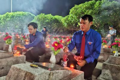 Hơn 500 đoàn viên, thanh niên dâng hương, thắp nến tri ân tại Nghĩa trang liệt sĩ Ba Dốc