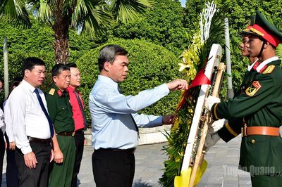 Đảng ủy, Ban Thường trực và Cơ quan Ủy ban MTTQ Việt Nam tỉnh dâng hương tưởng niệm, tri ân Chủ tịch Hồ Chí Minh và các Anh hùng liệt sĩ
