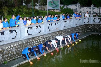 Lễ thắp nến tri ân các Anh hùng liệt sĩ