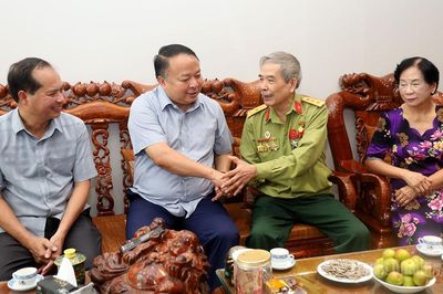 Chủ tịch UBND tỉnh Phan Huy Ngọc thăm, tặng quà người có công