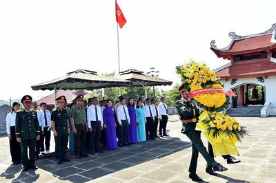 Đoàn đại biểu tỉnh dâng hương tưởng niệm các Anh hùng liệt sĩ