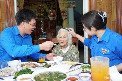Hành trình tri ân tháng Bảy của tuổi trẻ Báo và Phát thanh, Truyền hình Huế