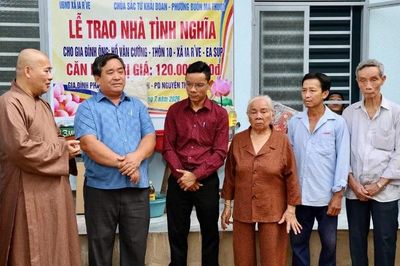 Chùa Sắc tứ Khải Đoan tặng nhà tình nghĩa đến hộ gia đình khó khăn