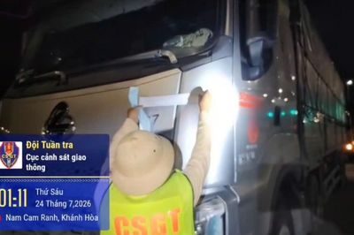 CSGT xử lý tài xế xe đầu kéo vi phạm nồng độ cồn trên cao tốc Cam Lâm - Nha Trang