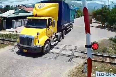 Gia Lai: Xử phạt tài xế vượt đèn đỏ ở đường ngang tàu hỏa