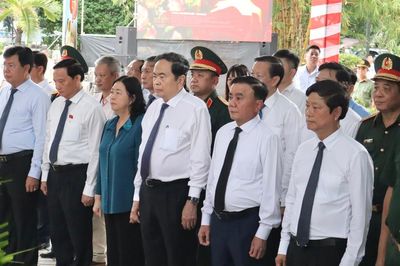 Lãnh đạo Đảng, Nhà nước dâng hương tri ân các Anh hùng liệt sĩ tại Công viên Lê Thị Riêng