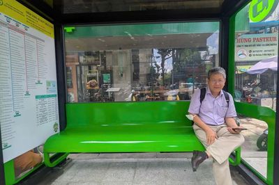 TP.HCM lắp đặt nhà chờ xe buýt thế hệ mới, tích hợp nhiều tiện ích thông minh