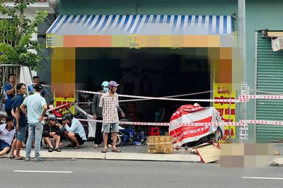 TP.HCM: Xe máy lao lên vỉa hè tông cột đèn, cha tử vong, con gái nguy kịch