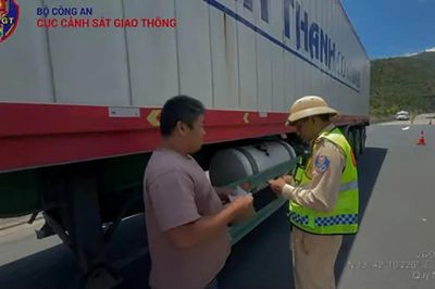 Phạt tài xế xe đầu kéo lái quá 4 giờ liên tục trên cao tốc Nha Trang - Cam Lâm