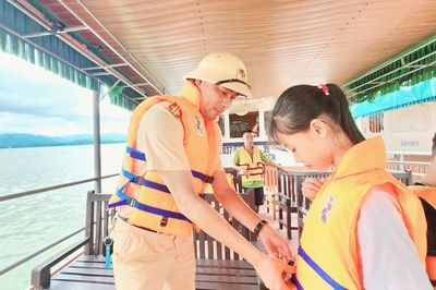 Phú Thọ: Siết an toàn giao thông đường thủy từ việc mặc áo phao
