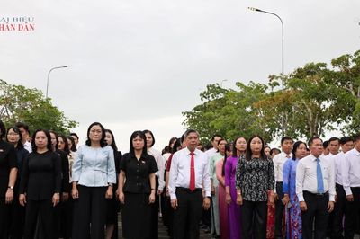 Nhóm nữ đại biểu Quốc hội và lãnh đạo TP. Cần Thơ dâng hương tại Nghĩa trang Liệt sĩ Hậu Giang