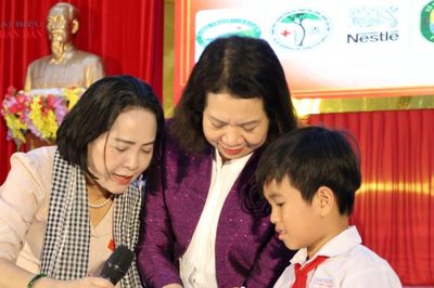 Phó Chủ tịch Quốc hội Nguyễn Thị Thanh dự lễ khai mạc Chương trình hoạt động văn hóa - xã hội tại TP. Cần Thơ