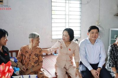 Phó Chủ tịch Quốc hội Nguyễn Thị Thanh thăm, tặng quà Mẹ Việt Nam Anh hùng và gia đình chính sách tại TP. Cần Thơ