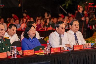 Một số hình ảnh Chủ tịch Quốc hội Trần Thanh Mẫn dự Cầu truyền hình 'Sao sáng dẫn đường' tại Công viên Lê Thị Riêng, TP. Hồ Chí Minh