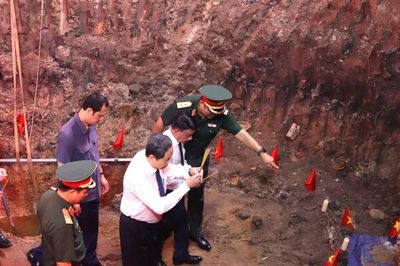 Chủ tịch Quốc hội Trần Thanh Mẫn dâng hương tại Công viên Lê Thị Riêng