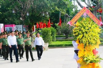 Thứ trưởng Phạm Thế Tùng dâng hương tưởng niệm Chủ tịch Hồ Chí Minh và các Anh hùng liệt sĩ