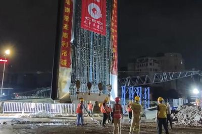 Hạ thành công lồng thép đầu tiên trên tuyến metro số 5