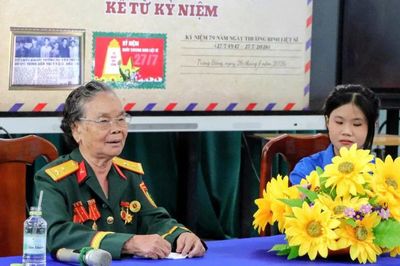 Tuổi trẻ Trường trung học phổ thông Nguyễn Trãi và buổi học lịch sử đặc biệt từ nữ anh hùng 'Út Nghét'