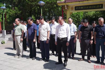 Sở Văn hóa, Thể thao và Du lịch - Báo và Phát thanh, Truyền hình Cao Bằng dâng hương Nghĩa trang liệt sĩ Đông Khê