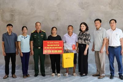 Xã Trường Hà trao kinh phí hỗ trợ xây dựng nhà ở cho hộ nghèo, hộ cận nghèo
