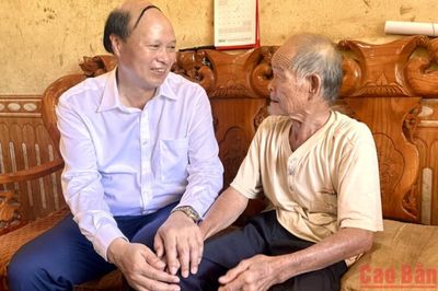 Phó Chủ tịch UBND tỉnh Hoàng Văn Thạch thăm, tặng quà gia đình chính sách
