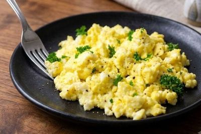 Chiên trứng, đừng chỉ cho muối, thêm 2 thứ này nữa, trứng mềm mịn cực ngon, không bị khô cứng