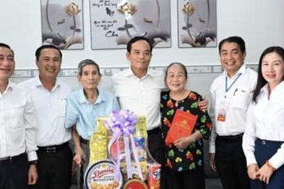 Bí thư Thành ủy TPHCM Trần Lưu Quang thăm, tặng quà người có công tại Côn Đảo