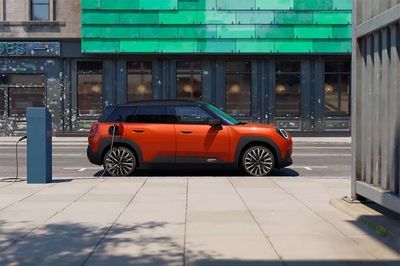 Tin xe 26/7: MINI Aceman giá 2,419 tỷ, Sequoia thêm bản Trailhunter