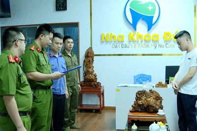 Mặc blouse, xưng 'bác sĩ 20 năm kinh nghiệm' để lừa bệnh nhân, thu hàng tỷ đồng