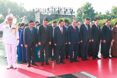 Lãnh đạo Đảng, Nhà nước tưởng niệm các Anh hùng liệt sĩ, vào Lăng viếng Bác