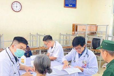 Thầy thuốc trẻ khám bệnh, cấp thuốc tri ân người có công