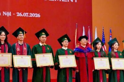 Trường Đại học Kinh tế - Đại học Quốc gia Hà Nội trao bằng tốt nghiệp cho gần 1.700 tân khoa